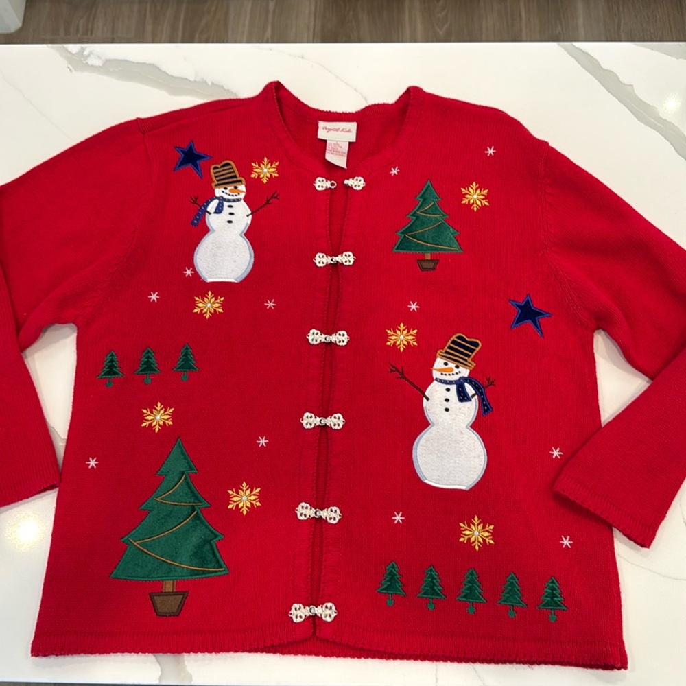 Red Christmas
Sweater with Nordic Clasp
Buttons L